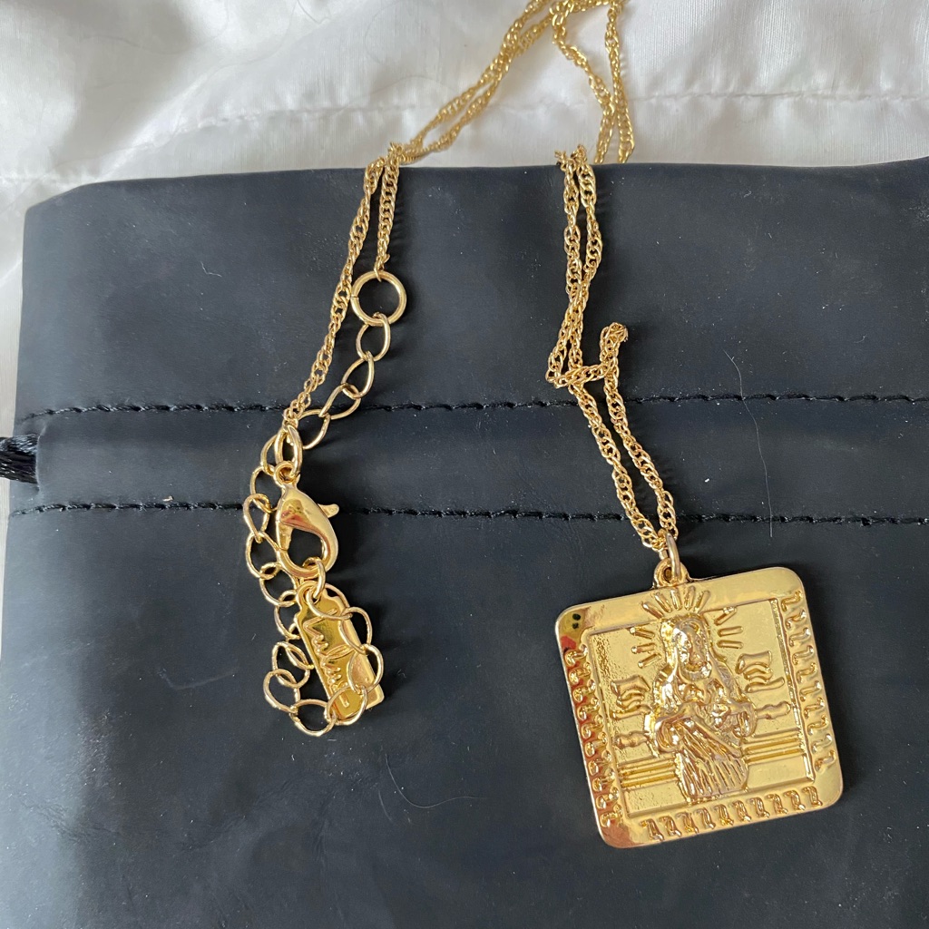 Lulus Gold Pendant Necklace 16 In 5$